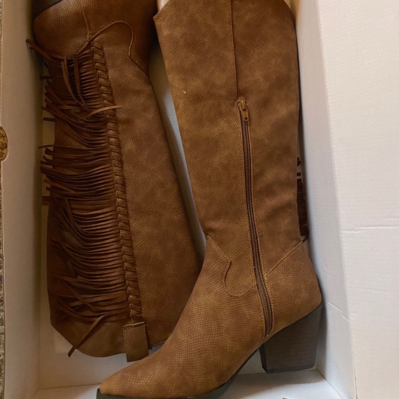 BRAND NEW BOOTS - Picture 1 of 3